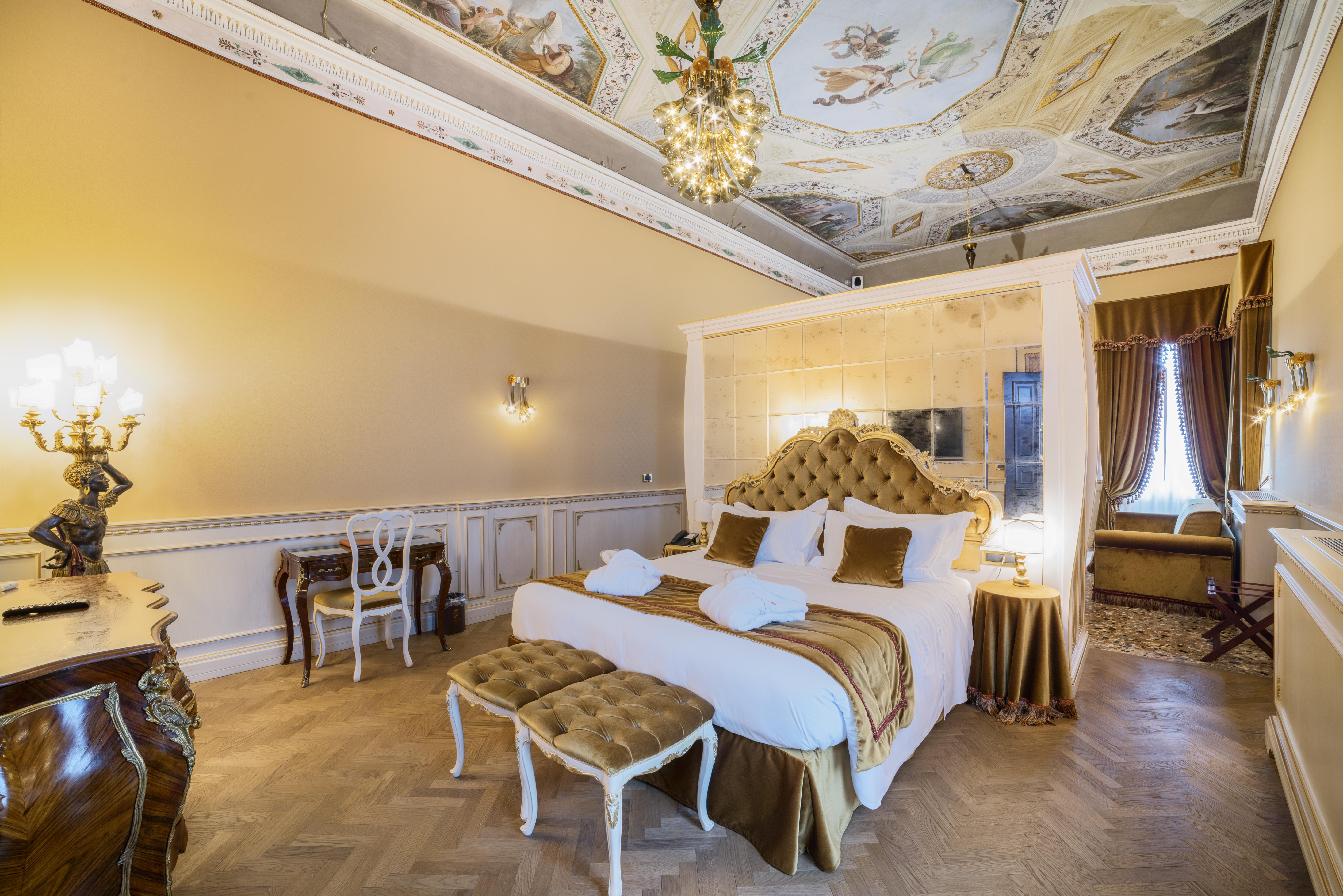 Hotel Nani Mocenigo Palace Venice Exterior photo A room at the hotel