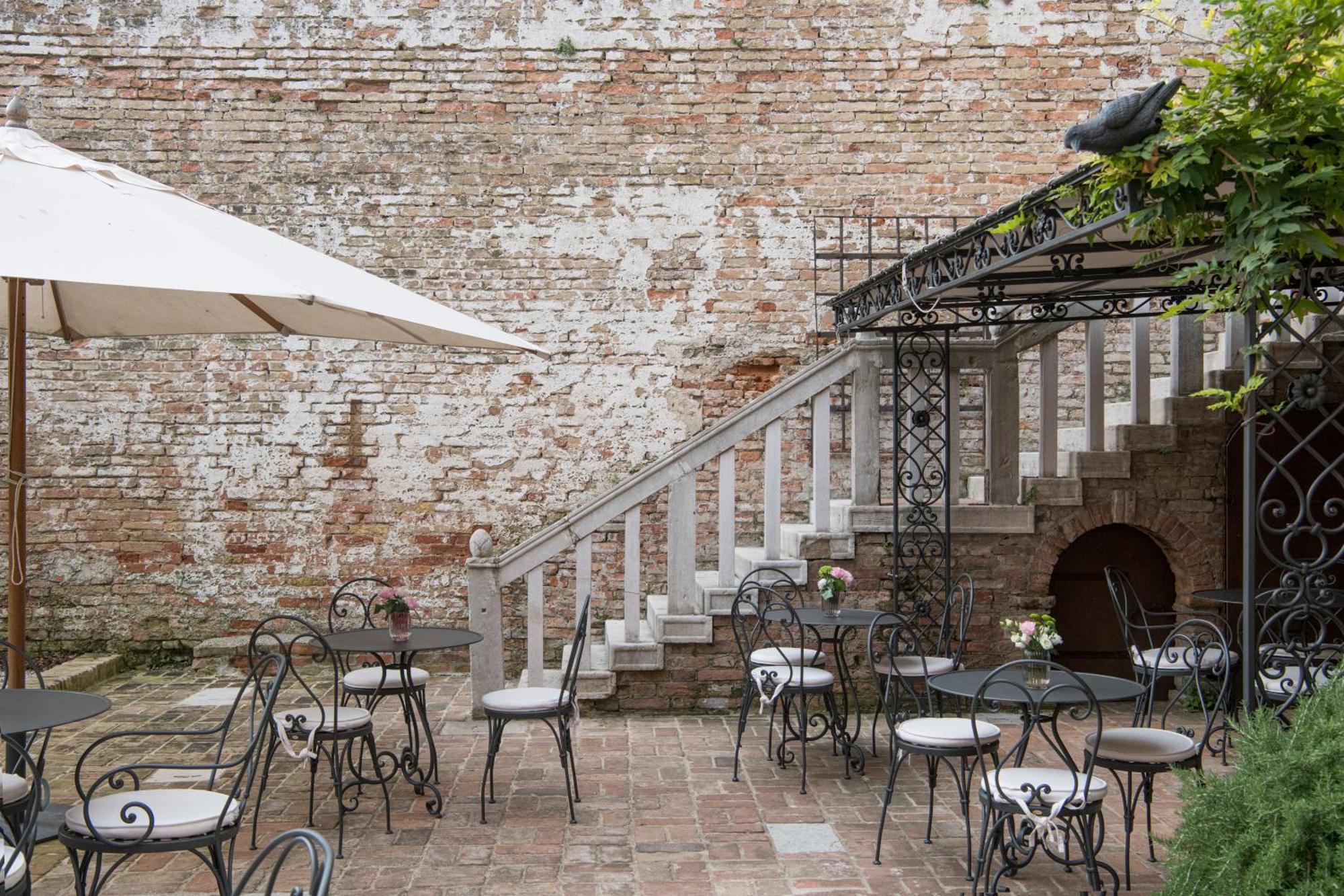 Hotel Nani Mocenigo Palace Venice Exterior photo The courtyard of the hotel