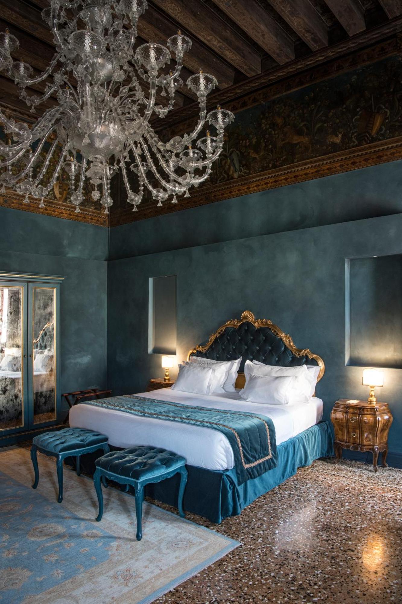 Hotel Nani Mocenigo Palace Venice Exterior photo A room at the hotel