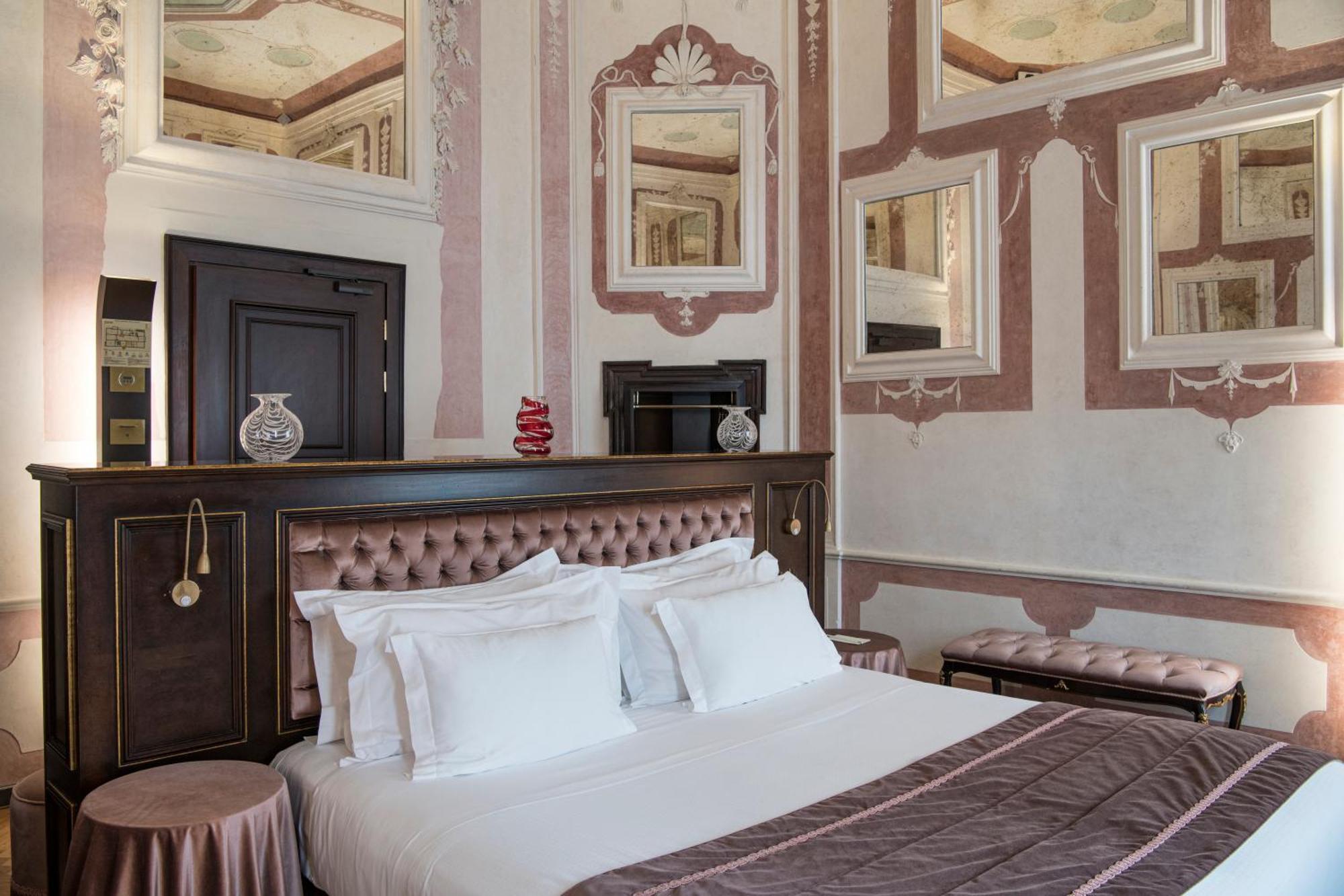 Hotel Nani Mocenigo Palace Venice Exterior photo A room at the hotel