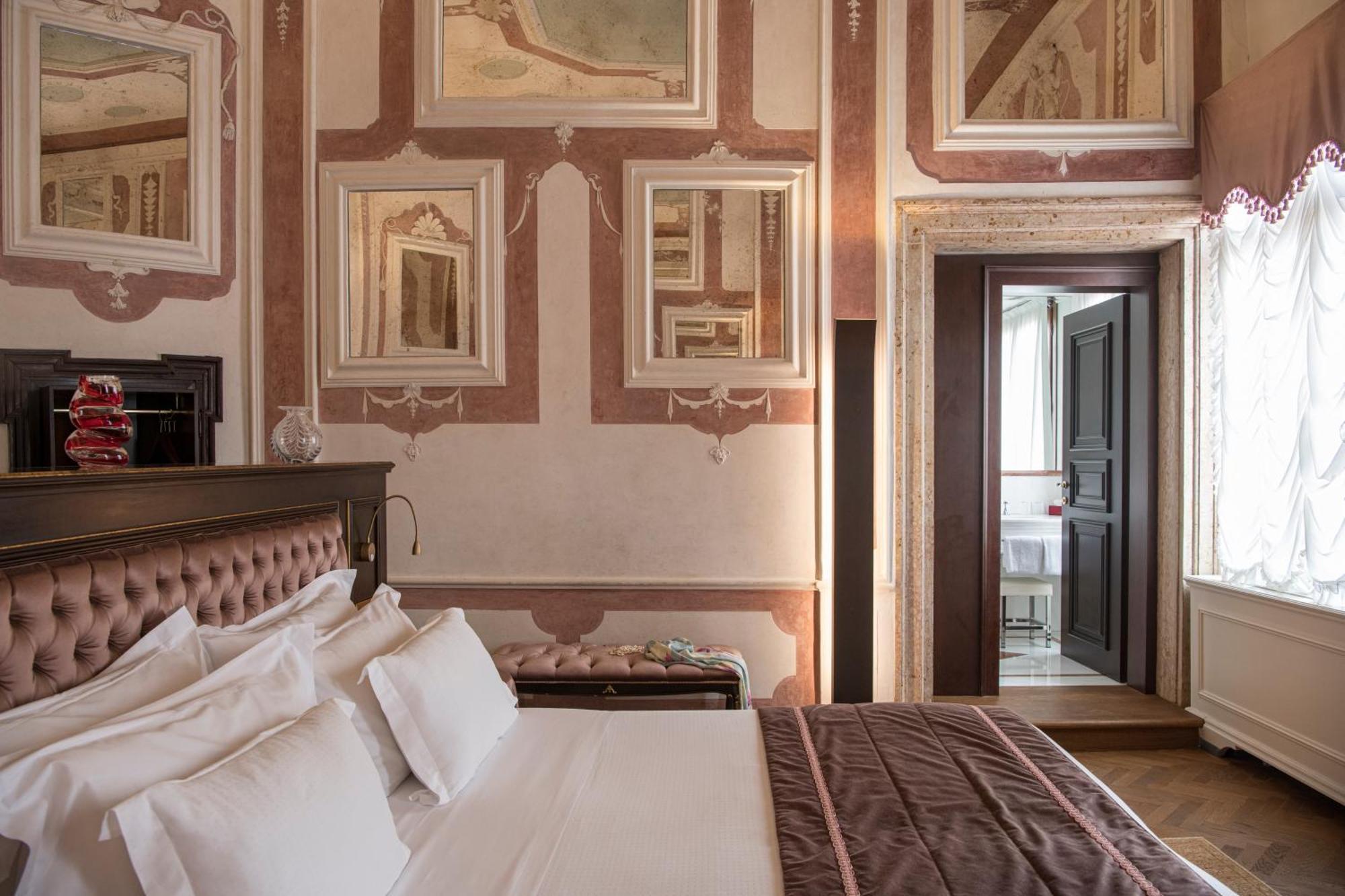 Hotel Nani Mocenigo Palace Venice Exterior photo A room at the hotel