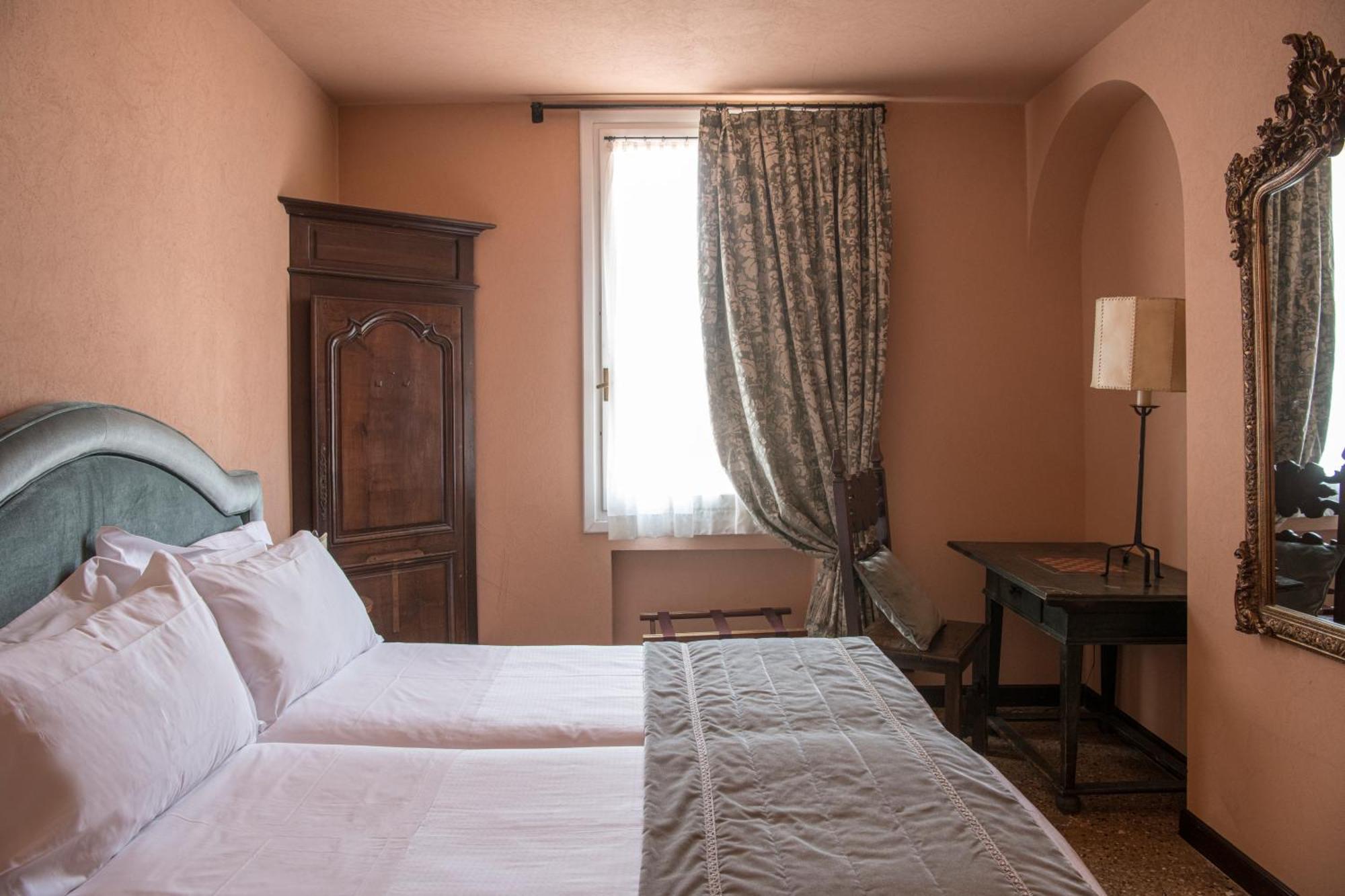 Hotel Nani Mocenigo Palace Venice Exterior photo A room at the hotel
