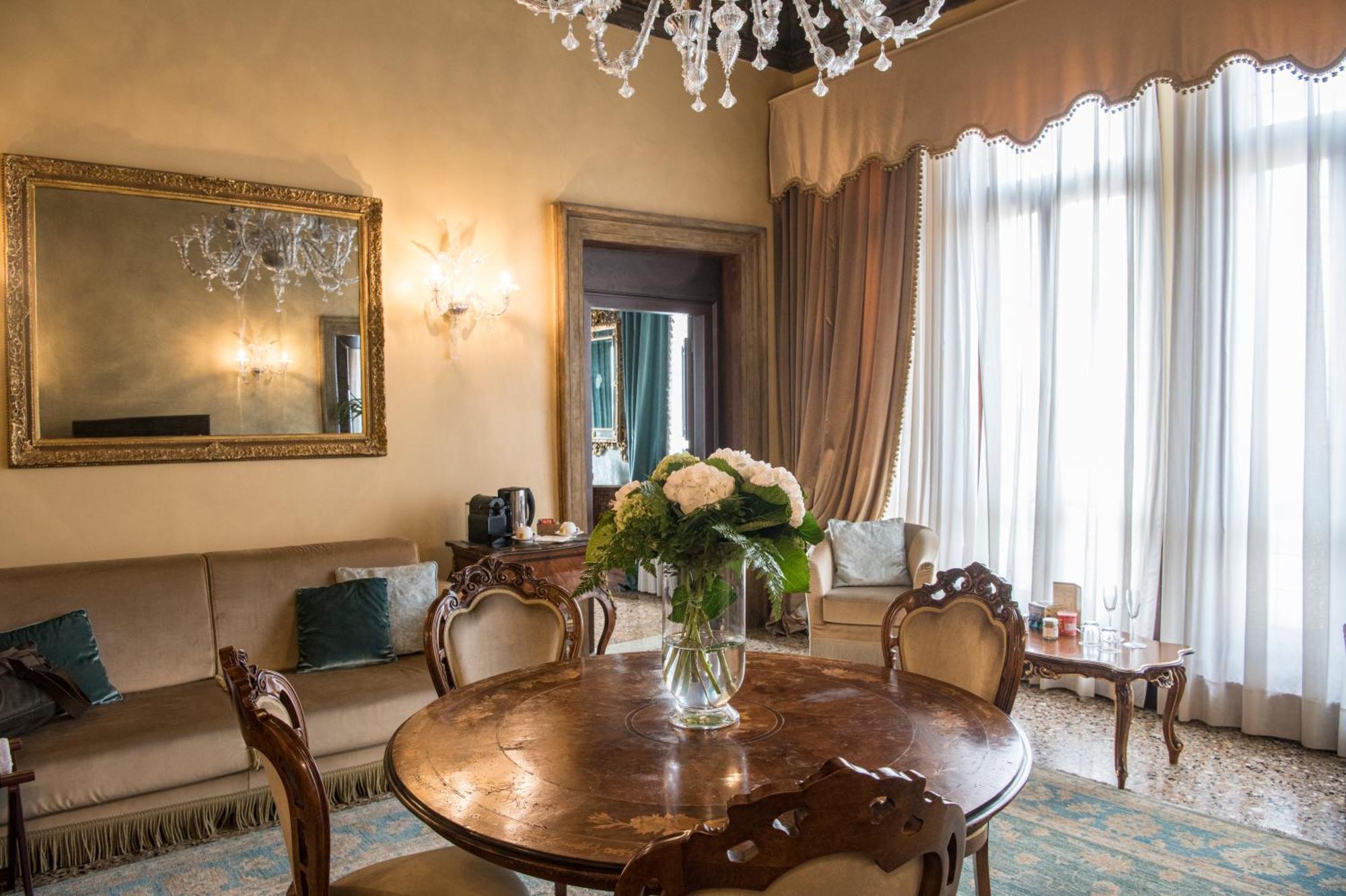 Hotel Nani Mocenigo Palace Venice Exterior photo A suite at the Hotel Excelsior