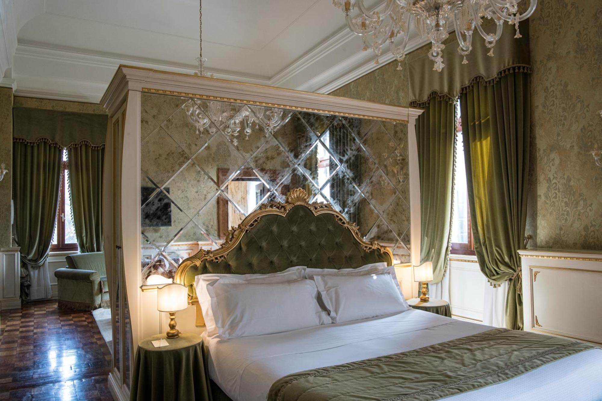 Hotel Nani Mocenigo Palace Venice Exterior photo A room at the Hotel Excelsior