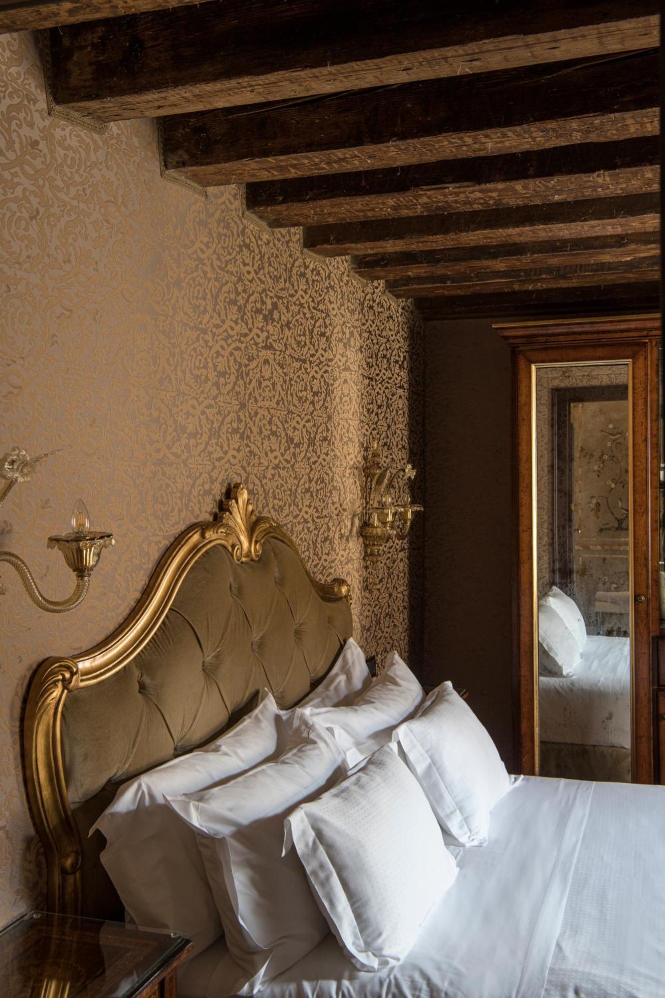 Hotel Nani Mocenigo Palace Venice Exterior photo A room at the hotel