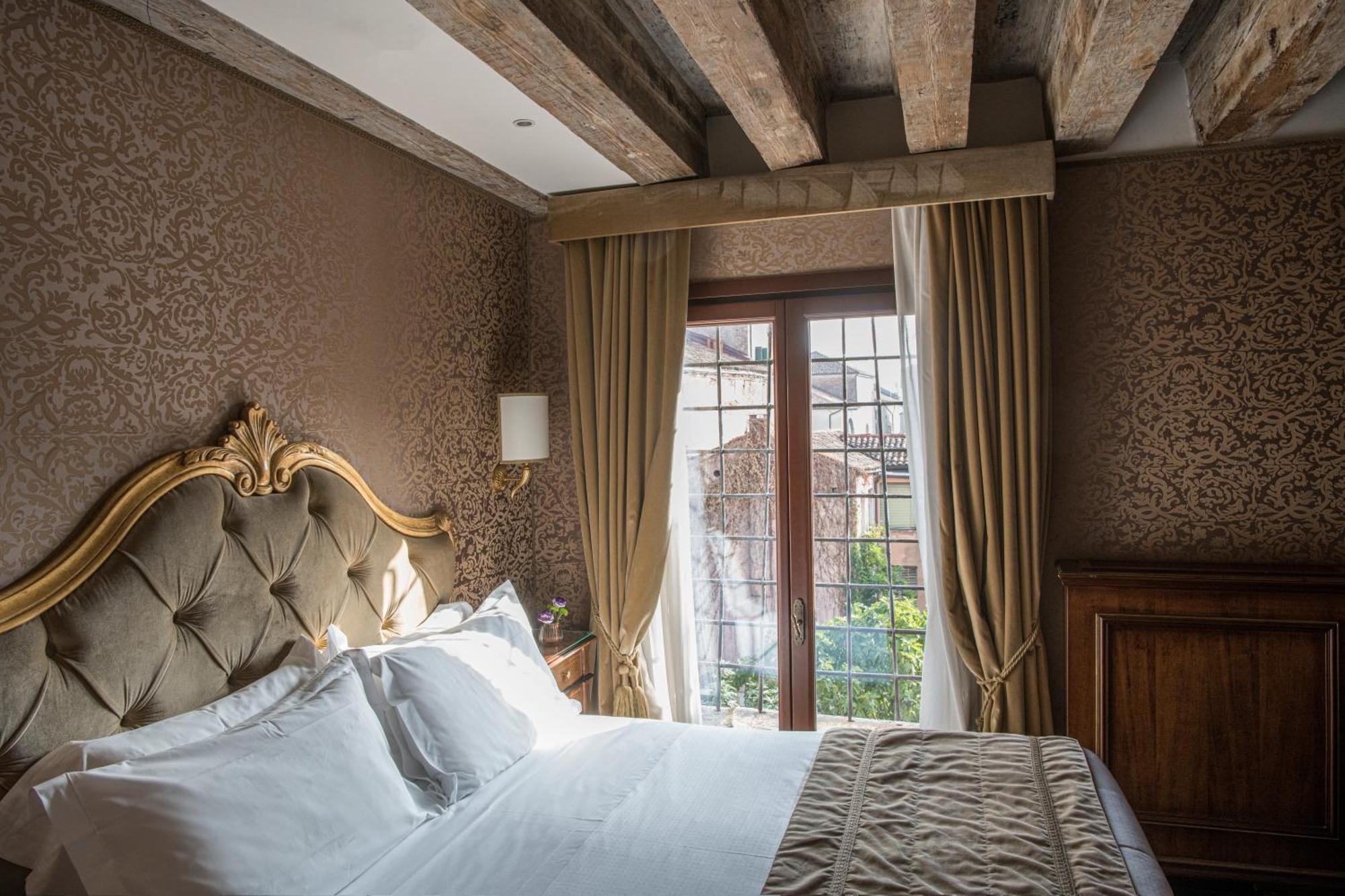 Hotel Nani Mocenigo Palace Venice Exterior photo A room at the Hotel Excelsior