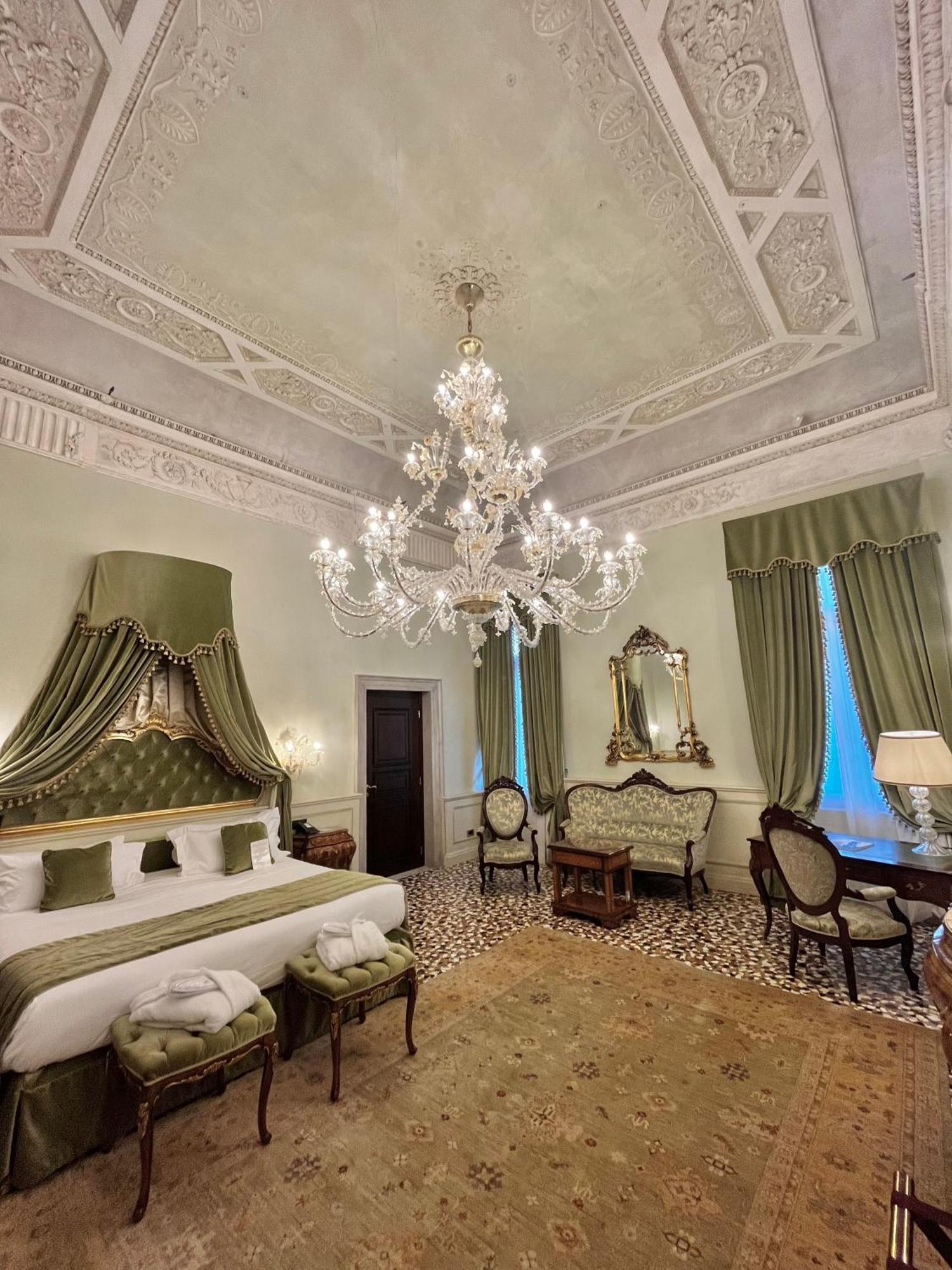 Hotel Nani Mocenigo Palace Venice Exterior photo A room at the hotel